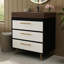 Meuble-lavabo Mid-Century moderne avec lavabo en céramique et plateau en pierre frittée. Il comporte un tiroir inclinable à fermeture en douceur pour un rangement efficace. Les pieds en acier thermolaqué ajoutent de la stabilité