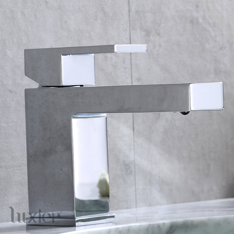 Single Hole Bathroom Faucet with Drain Assembly, Chrome