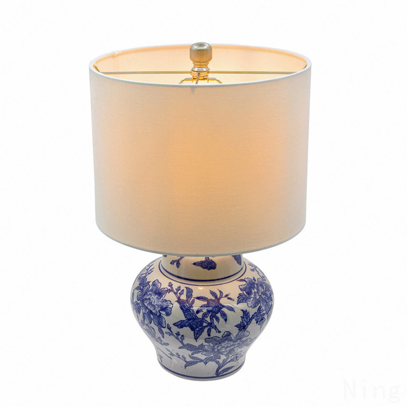 Lampe de table bleue et blanche en céramique chinoise avec abat-jour en lin