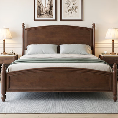 Lit à baldaquin traditionnel Legacy King Size en bois massif avec tête de lit à panneaux arqués et pieds tournés, finition marron châtaigne