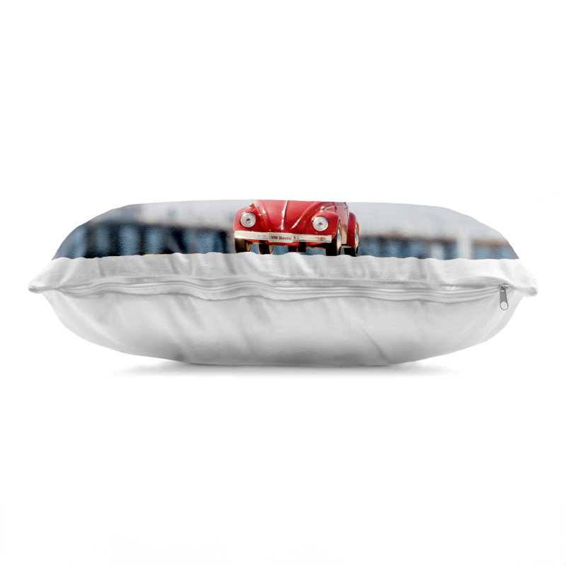 Coussin décoratif imprimé de voiture rouge rétro par Ashley Singleton, Rouge / Bleu, Rectangulaire H 20 po x l 14 po