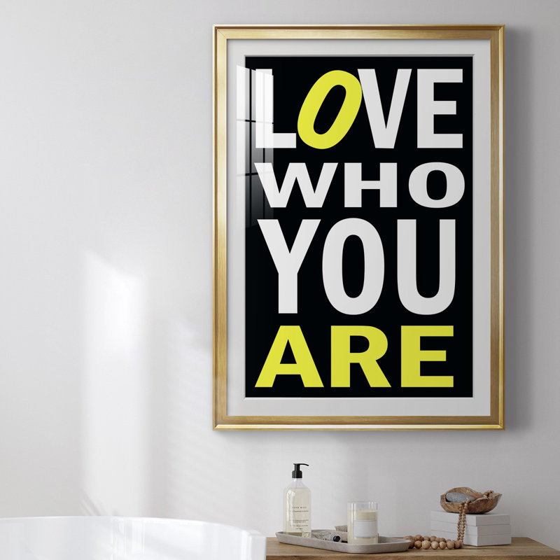«Love Who You Are», reproduction encadrée de qualité supérieure - prête à être accrochée, L 26,5 po x H 36,5 po