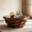 Table basse avec plateau en verre trempé en forme de nuage, base en bois ondulé irrégulier avec finition noyer, table à cocktail artistique moderne pour le salon, appartement et petits espaces