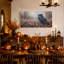 Tableau sur toile représentant un hibou perché dans des fleurs sauvages d'automne, idéal pour l'Halloween-566576103