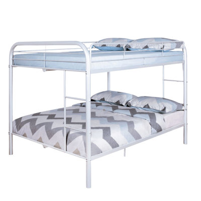 Lit double superposé au dessus d'un lit double en métal avec une élégance de chambre contemporaine blanche et angulaire pour plus de polyvalence