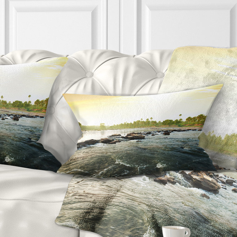 Magnifique rivière tropical avec coussin lombaire d’eau propre