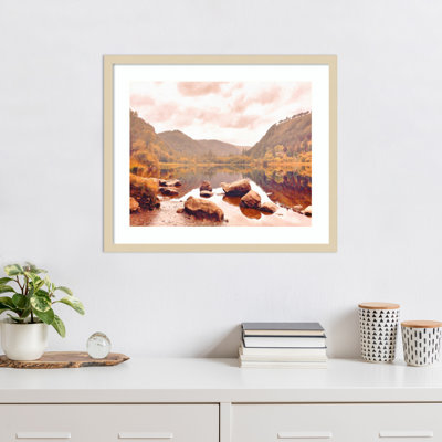 «Lakeside in Autumn» par Grafitee Studios, reproduction d'art murale en bois encadrée