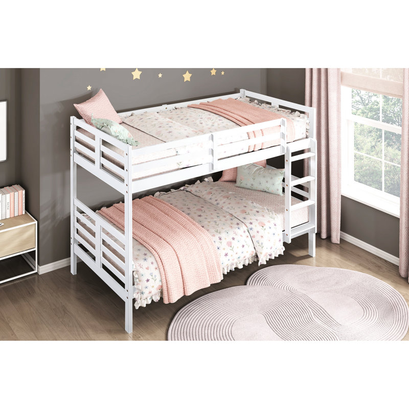 Lit simple au-dessus d'un lit superposé, finition blanche, construction en bois, garde-corps sécurisés, pratique, pas de sommier tapissier, rails classiques sur le dessus du lit supérieur, conception, lattes pour les deux lits, grands espaces de couchage partagés