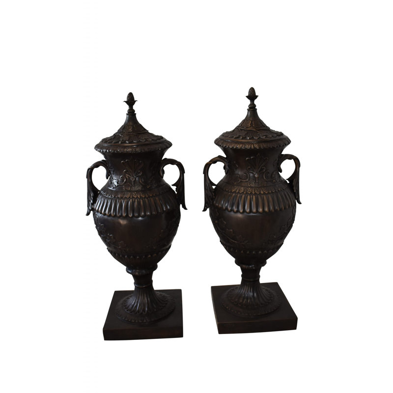 Une paire d'urnes ou de vases en bronze pur Taille: 21 po x 18 po x H 47 po