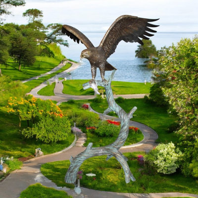 Grand aigle debout sur un arbre avec une proie en bronze - superbe sculpture de la faune 60 po x 40 po x H 75 po