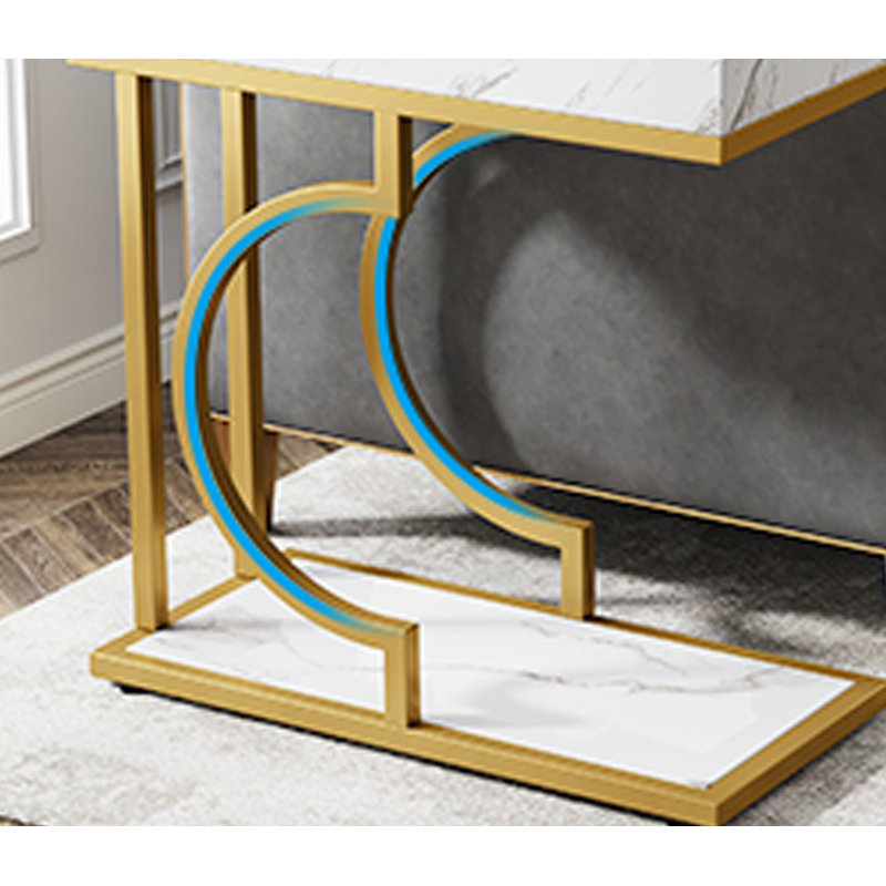 Table d'appoint en forme de C avec plateau en faux marbre blanc et structure en métal doré, durable et peu encombrante pour une vie moderne