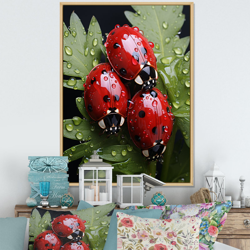 Tiny Ladybug Garden Guardians sur impression sur toile, Cadre naturel flottant, H 40 po x l 30 po x P 1,5 po
