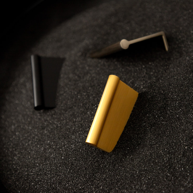 Poignée à lèvres et à doigts Bijou Cinch - Laiton doré brossé de centre à centre de 1-1 / 2 po - Quincaillerie transitionnelle pour tiroirs et armoires