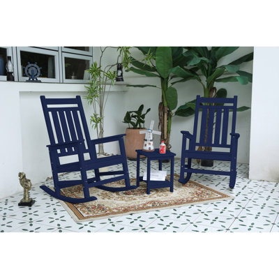 Chaise berçante d'extérieur bleu marine avec table. Ergonomique et confortable. Siège élargi et profilé. P 32,5 po x l 25,9 po x H 41,7 po. Il supporte 380 livres. Installation partielle en 30 minutes. Fabrication en acier inoxydable 304