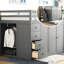 Lit mezzanine gris maximisant l'espace avec des armoires, des tiroirs et des armoires pour une chambre à coucher pleine grandeur