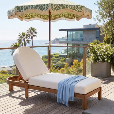 Chaise longue d'extérieur en bois d'acacia Madigan Modern Coastal Outdoor