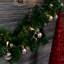 Guirlande à piles avec décorations de Noël
