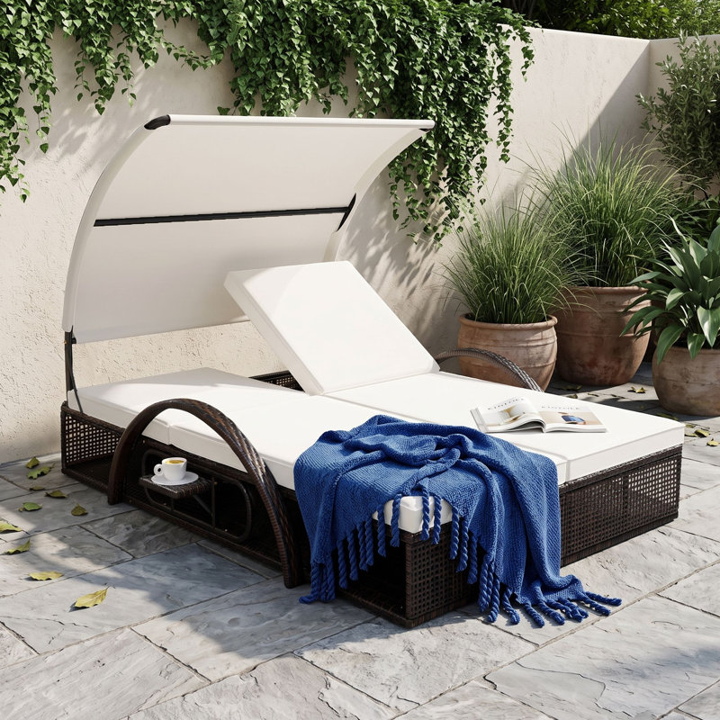 Double chaise longue d'extérieur en osier PE avec dossier réglable à 5 positions, auvent courbé et table d'appoint escamotable