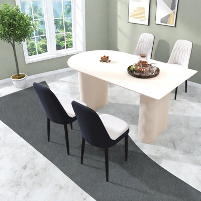 Ensemble de table de salle à manger de 63 po en bois aggloméré de style crème moderne et en polyuréthane 63 po. Assemblez l'ensemble de chaises de bureau et de pieds en métal noir, convenant à la maison et à la cuisine.