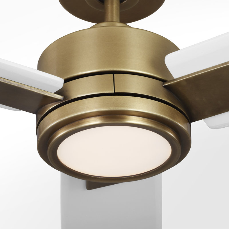 Ventilateur de plafond intelligent d'intérieur / extérieur à DEL de 56 pouces Harris au fini laiton antique frotté à la main avec pales blanc mat, ensemble d'éclairage et compatible avec Alexa, Google Home et Bond Home Action de Visual Comfort Fan