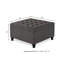 Grande table basse avec repose-pieds carré et capitonné en lin capitonné avec pieds en bois et garniture cloutée-283595133