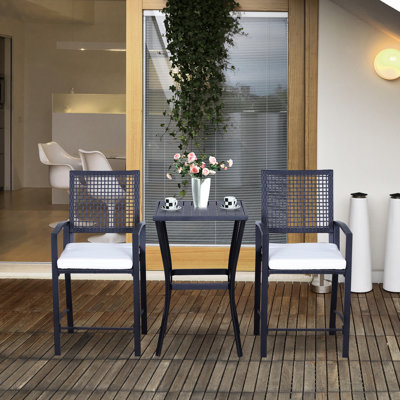 Bar de patio avec sièges rembourrés. Pour la cour, la pelouse, la terrasse, le bord de la piscine. , Repose-pieds, 3 pièces d'apparence noire, mobilier d'extérieur avec coussins moelleux. Cour arrière, chaises hautes toutes saisons, acier