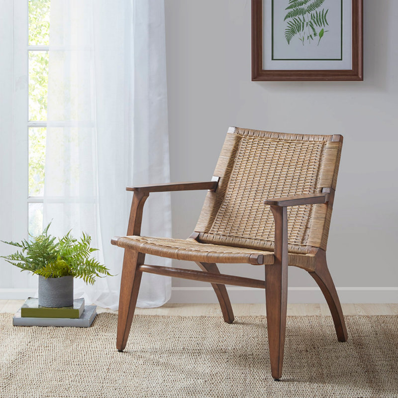 Chaise d'appoint Clearwater avec dossier et siège en rotin, structure en acajou, parfaite pour un décor côtier et rustique.