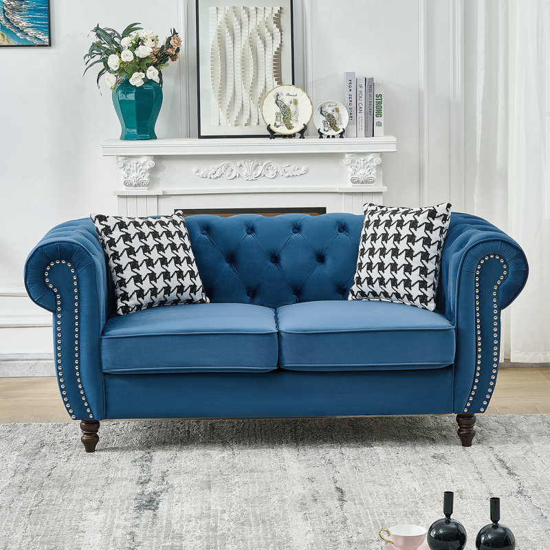 Canapé Chesterfield Mid-Century moderne en velours avec accoudoirs roulés et garniture cloutée, 2 places pour le salon et le bureau, bleu