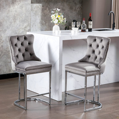 Ensemble de 2 tabourets de bar de 26 po à hauteur de comptoir, tabourets de bar modernes en velours avec dossier à boutons et garniture de rivets, tabourets de bar de style campagnard avec pieds en métal chromé robustes (gris, paquet de 2)
