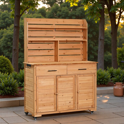 Grand banc de rempotage de jardin de 65 po de hauteur avec roues verrouillables et armoire de rangement, chariot de préparation pour îlot de cuisine extérieur en bois avec plateau