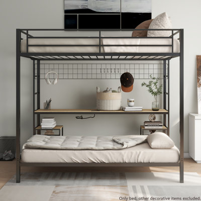 Lit superposé double au-dessus de simple avec bureau, station de charge et tablettes de rangement, panneau en grillage métallique, garde de sécurité et escalier, chêne naturel et noir