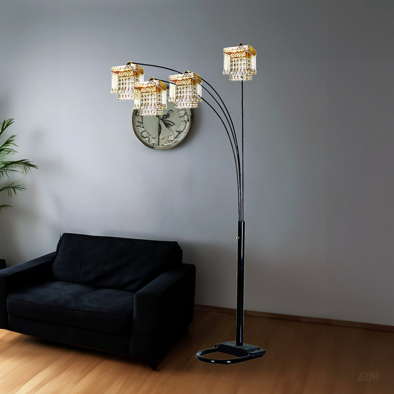 Luxueuse lampe sur pied en forme d'arche à 4 abat-jours dorée avec accoudoirs réglables et fonctionnalité multi-lumières