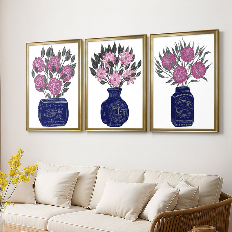 «Painted Vase I» - Toile tendue avec châssis sur mesure - 3 pièces, H 27 po x l 57 po, Doré