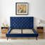 Lit plateforme en velours bleu Dillon