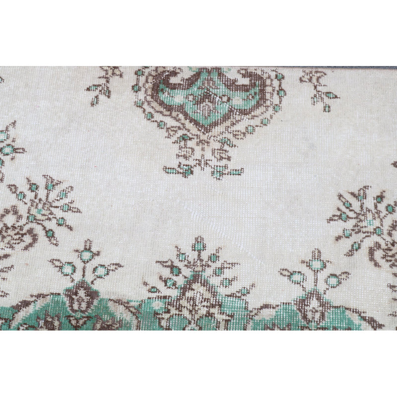 Tapis traditionnel turc à motif floral avec un mélange harmonieux de tons de beige et de turquoise