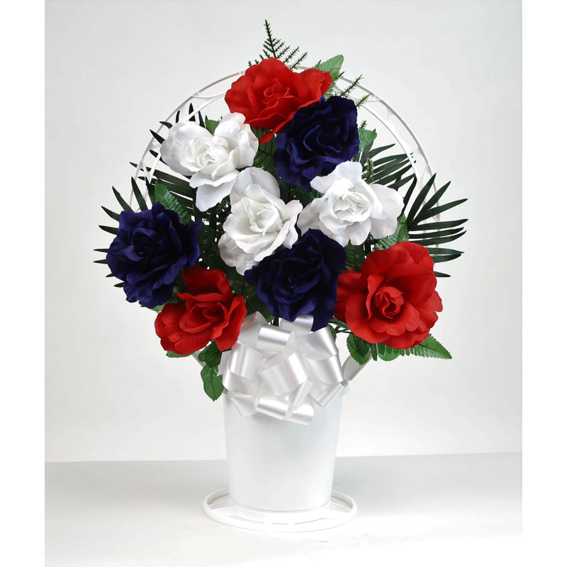 Arrangement de roses dans un panier, Bleu / rouge / blanc
