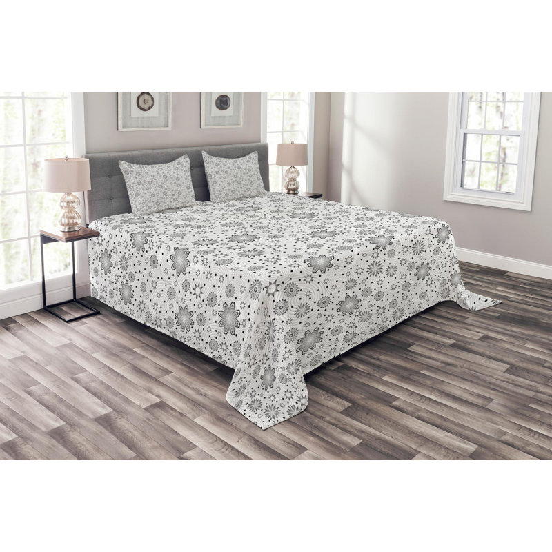 Farmhouse / Country Floral Coverlet, Queen Coverlet + 2 Shams
