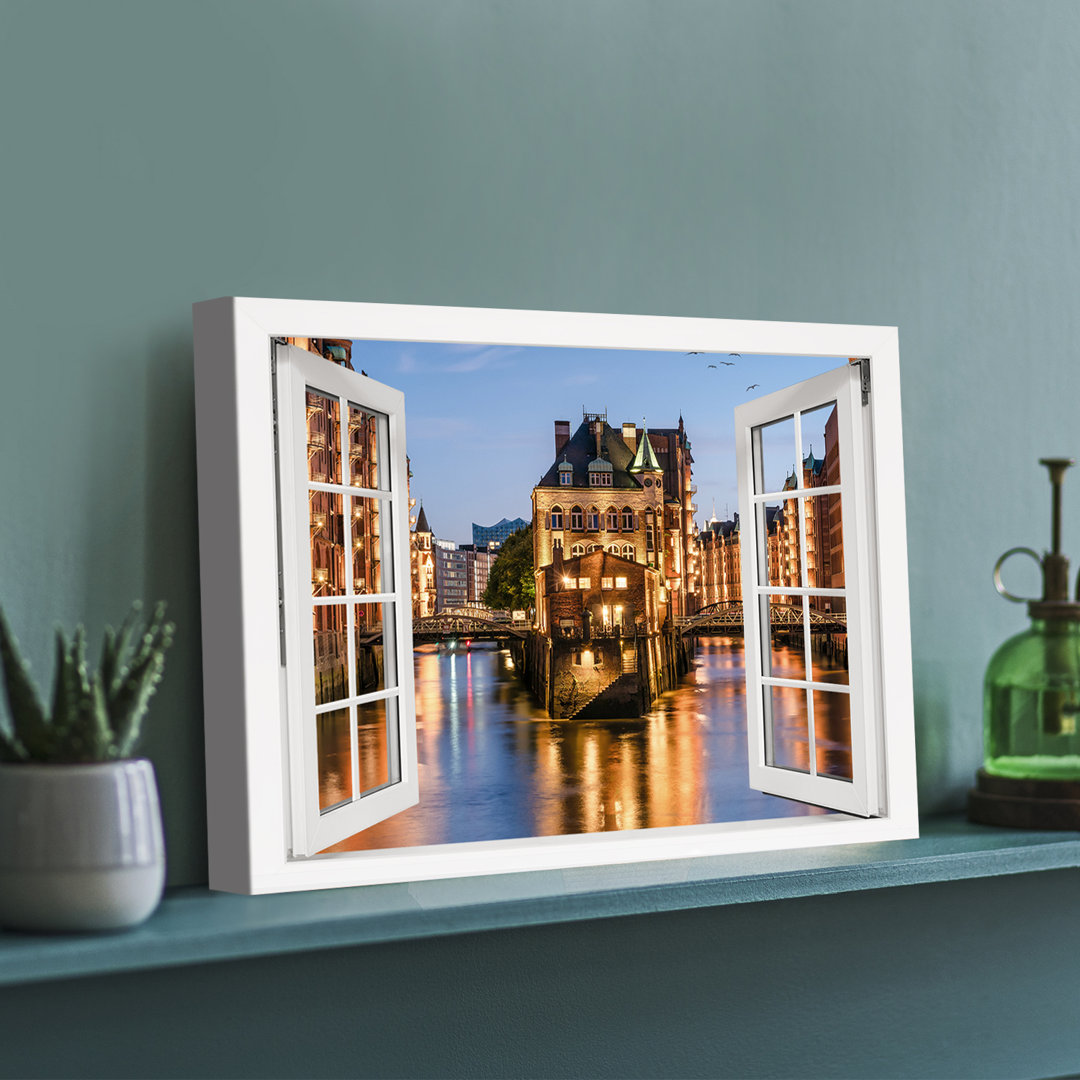 Premium Leinwanddruck – Hamburg Speicherstadt Panorama im Fenster