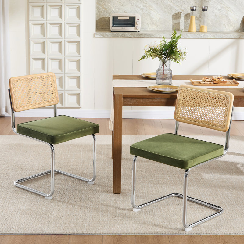 Chaise d'appoint rembourrée avec dossier en rotin et structure en acier Marlow Cantilever H 18,8 po, Velours vert