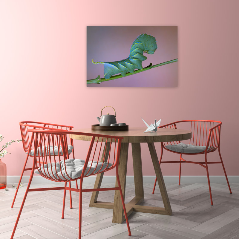 Chenille verte éclatante, illustration murale représentant un animal vibrant au cœur de la nature, H 24 po x l 36 po