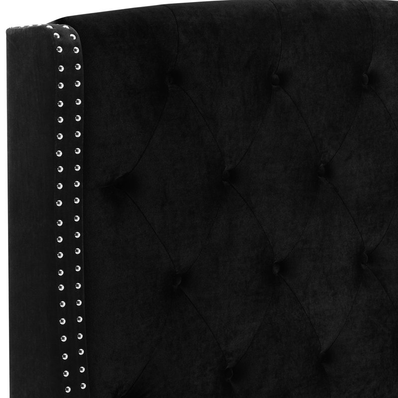 Élégant lit en tissu rembourré avec capitonnage, garniture cloutée et noir chic
