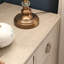 Armoire d'appoint en bois massif gris clair