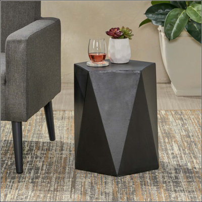 Table d'appoint moderne en béton léger avec base Pentagon, parfaite pour la décoration intérieure et extérieure