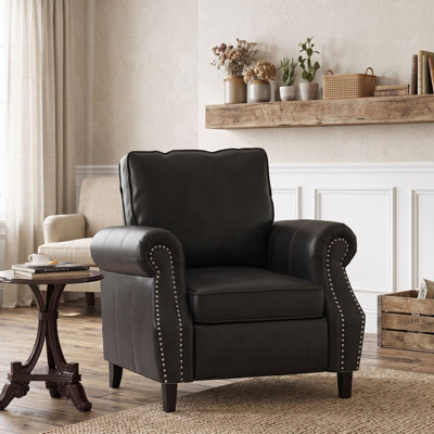 Fauteuil club avec accoudoirs roulés et garnitures cloutées