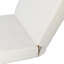 Élégante chaise longue de patio en bois d'acacia, coussin crème, utilisation extérieure moderne