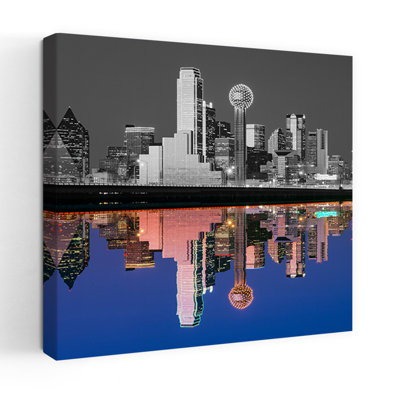 Art contemporain de la ville reflétée dans la rivière Trinity, Dallas, Texas, États-Unis