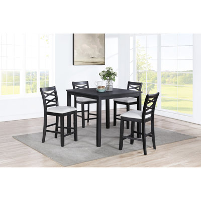 Hauteur du comptoir gris anthracite 5 pièces: table carrée en bois d'hévéa avec quatre chaises rembourrées à siège haut. Idéal pour les coins repas et les soirées jeux. Les chaises ont des pieds avant effilés et des repose-pieds latéraux