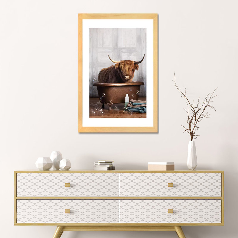 «Highland Cow In The Tub», reproduction d'impression sur toile, H 24 po x l 16 po, Impression encadrée avec passe-partout
