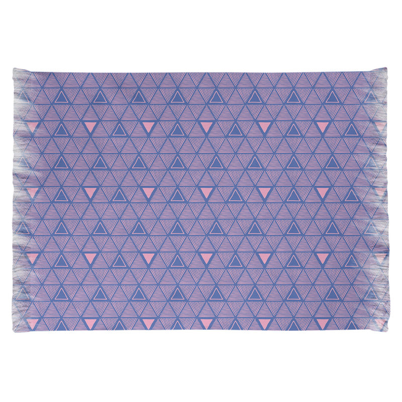 Tapis à triangles à main bleu, Oui