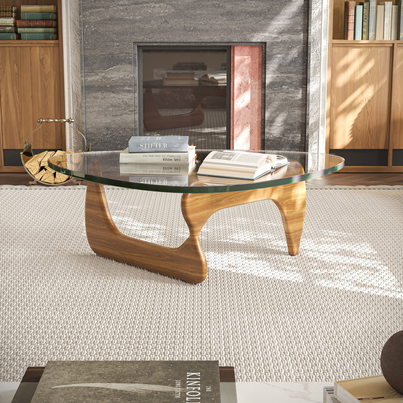 Table basse abstraite à plateau triangulaire de qualité supérieure de 51 po de style Mid-Century avec base en bois massif